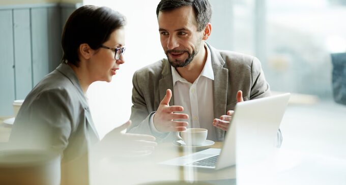 A man consults a customer in an agency.