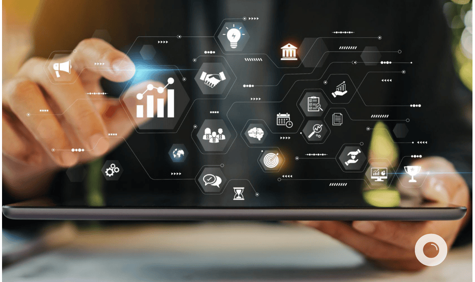 Hände einer Person, die mit einem Tablet interagieren, auf dem ein Netzwerk von miteinander verbundenen Geschäftssymbolen angezeigt wird.