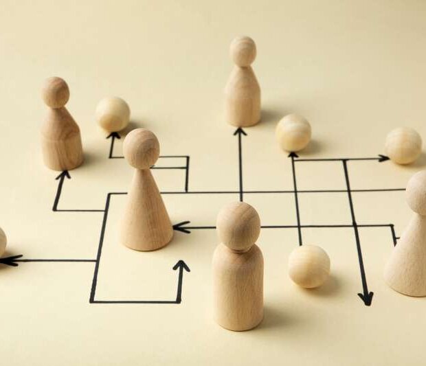 Figuren auf einem Spielfeld mit Pfeilen, die strategische Planung darstellen