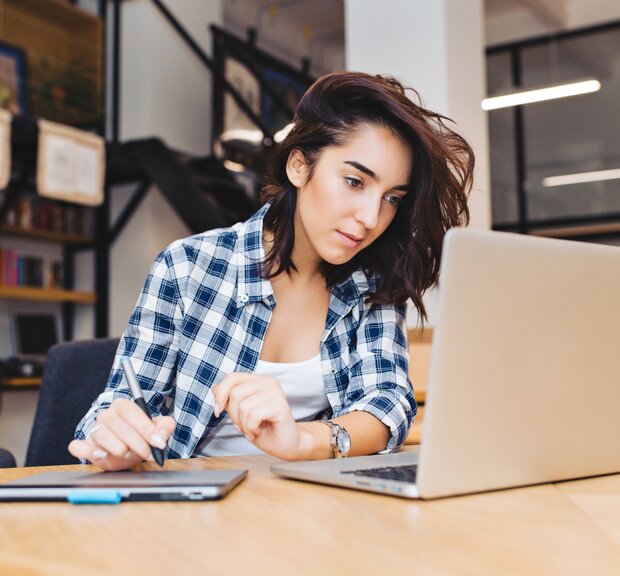 Auszubildender arbeitet am Laptop