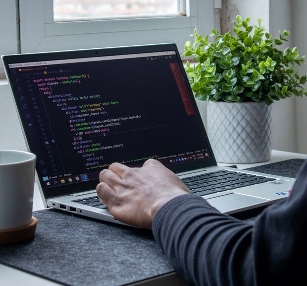  Frontend developer designs and implements the visual user interface of websites